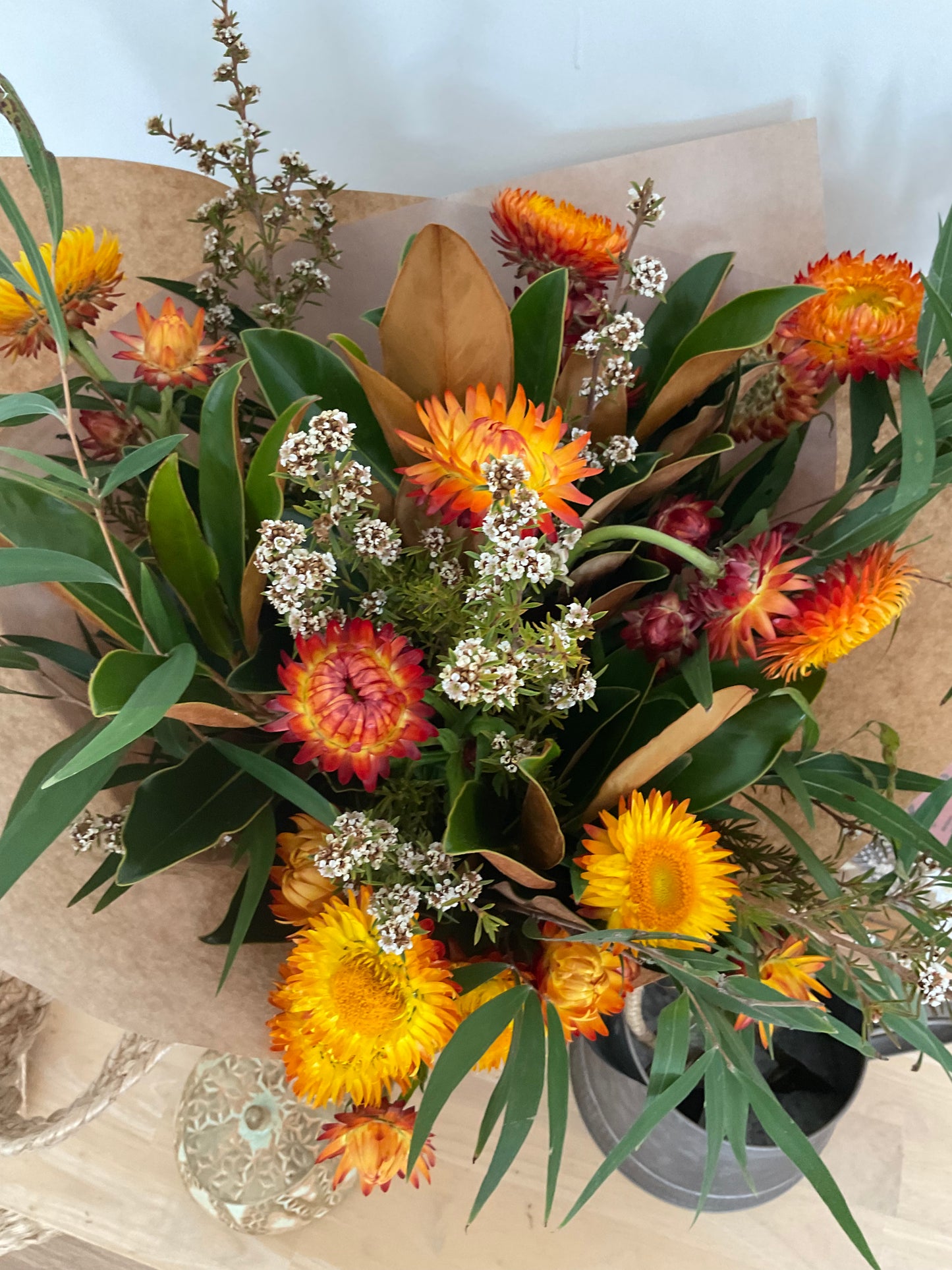 Paper daisy, tea tree, gum.